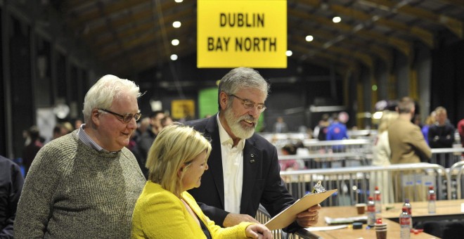 El líder de Sinn Fein, Gerry Adams, en el centro de Dublín donde se realiza por segunda jornada consecutiva el recuento de los votos de las elecciones parlamentarias de Irlanda. REUTERS/Clodagh Kilcoyne