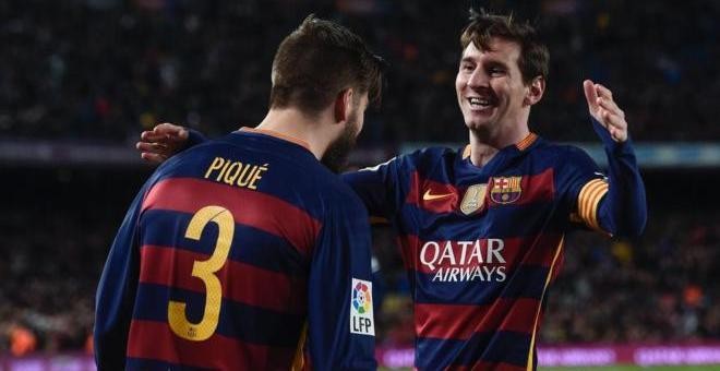 Gerard Pique y Leo Messi celebran el gol del catalán. / JOSEP LAGO (AFP)