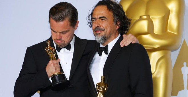 Leonardo Di Caprio y Alejandro González Iñárritu posan con sus estatuillas. / MIKE BLAKE (REUTERS)