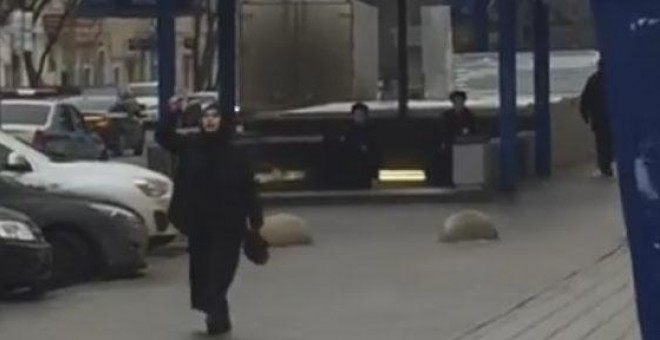 La mujer detenida en Moscú, paseando con una cabeza decapitada.