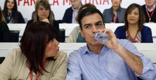 El secaretario general del PSOE, Pedro Sánchez y la presidenta, Micaela Navarro, durante el Comité Federal extraordinario que ha celebrado el PSOE. / EFE