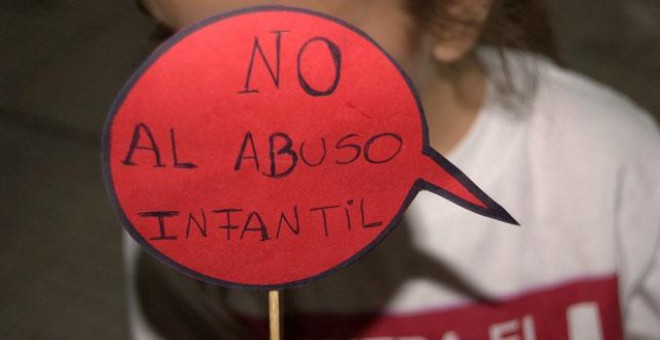 Cartel que denuncia el abuso sexual a menores de edad