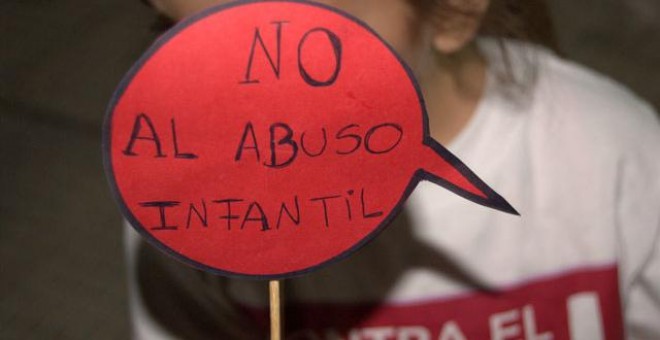 Cartel que denuncia el abuso sexual a menores de edad