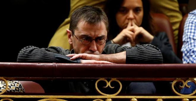 El cofundador de Podemos Juan Carlos Monedero durante la primera jornada de la sesión de investidura del secretario general del PSOE, Pedro Sánchez, esta tarde en el Congreso de los Diputados. EFE/J. J. Guillén