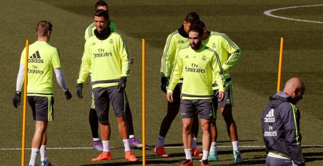 Zidane junto a varios jugadores del Real Madrid en el entrenamiento de esta martes. /EFE