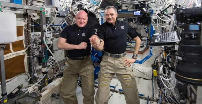 Los astronautas Scott Kelly y Mikhail Kornienko el pasado 21 de enero a borde de la Estación Espacial Internacional. /REUTERS