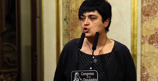 La diputada de Bildu Marian Beitialarrangoitia durante la rueda de prensa posterior a la primera jornada de la sesión de investidura del líder socialista,.- EFE