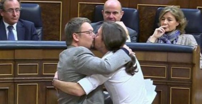 Xavier Domenech, portavoz de En Comú Podem, se besa con Pablo Iglesias.