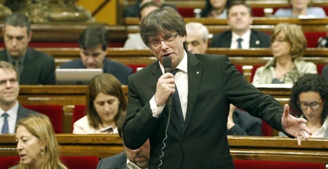 El presidente de la Generalitat, Carles Puigdemont, durante su intervención en el pleno parlamentario celebrado este miércoles./ EFE