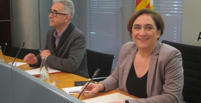 La alcaldesa de Barcelona, Ada Colau, y el concejal de Vivienda, Josep Maria Montaner. E.P.
