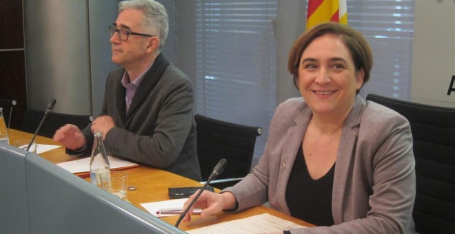 La alcaldesa de Barcelona, Ada Colau, y el concejal de Vivienda, Josep Maria Montaner. E.P.