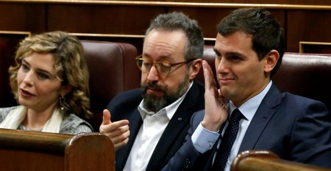 El presidente de Ciudadanos, Albert Rivera, junto al portavoz de la formación, Juan Carlos Girauta (c), y la diputada Marta Martín (i), escucha la intervención del secretario general de Podemos, Pablo Iglesias, durante la segunda jornada del debate de in