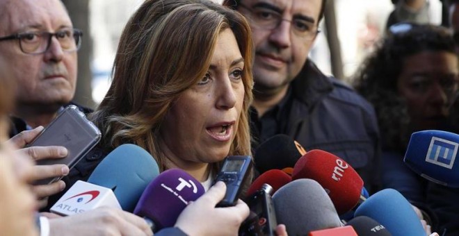 La presidenta andaluza, Susana Díaz, hace declaraciones a los periodistas, a su llegada el día 29 de febrero a la reunión del Comité Federal extraordinario del PSOE para ratificar el resultado de la consulta a la militancia sobre los pactos suscritos por