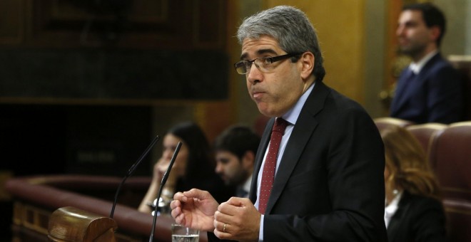 El portavoz de Democracia i Llibertat (DiL), Francesc Homs, durante su intervención en la sesión de la tarde de la segunda jornada del debate de investidura del secretario general del PSOE, Pedro Sánchez, que se celebra en el Congreso de los Diputados. EF