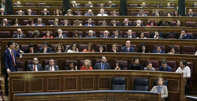 El secretario general del PSOE, Pedro Sánchez (i), antes de su intervención en la sesión de la tarde de la segunda jornada del debate de su investidura, hoy en el Congreso de los Diputados. EFE/Javier Lizón