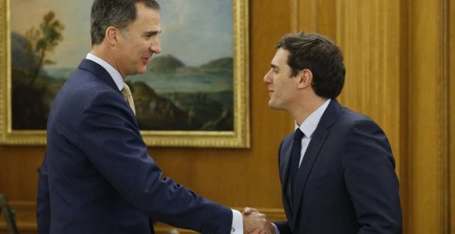 Albert Rivera saluda a Felipe VI en el marco de la ronda de contactos que el rey mantuvo con todos los partidos políticos antes de proponer a Pedro Sánchez como candidato a la investidura. Archivo EFE