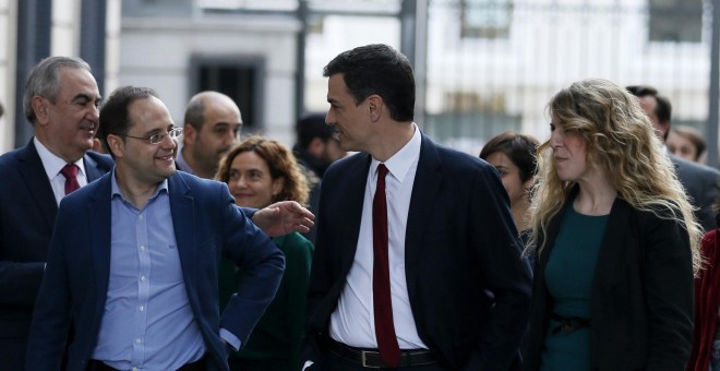 Pedro Sánchez, líder del PSOE, a su llegada al Congreso antes de la segunda votación para su investidura. EFE/Juanjo Martín