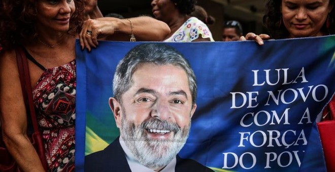 Simpatizantes del Partido de los Trabajadores se manifiestan en apoyo del expresidente brasileño Luiz Inácio Lula da Silva hoy, viernes, 4 de marzo de 2016, en el centro de Río de Janeiro (Brasil)./ EFE