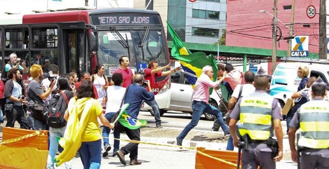 Manifestantes a favor y en contra del expresidente brasileño Luiz Inácio Lula da Silva se enfrentan frente a la comisaría de la Policía Federal donde fue llevado Lula a declarar, en Sao Paulo (Brasil)./ EFE