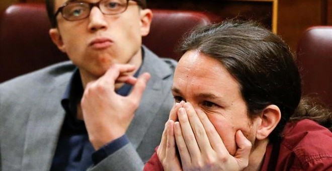 El líder de Podemos, Pablo Iglesias (d), y el portavoz parlamentario, Íñigo Errejón (i), durante la sesión plenaria en la que se celebra la segunda votación de la investidura del candidato socialista, Pedro Sánchez. EFE/Ballesteros