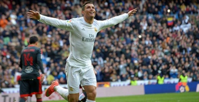 El delantero portugués del Real Madrid Cristiano Ronaldo celebra el cuarto gol que ha marcado frente al Celta de Vigo, el quinto del equipo, durante el partido de la vigésima octava jornada de la Liga de Primera División que se juega hoy en el estadio San
