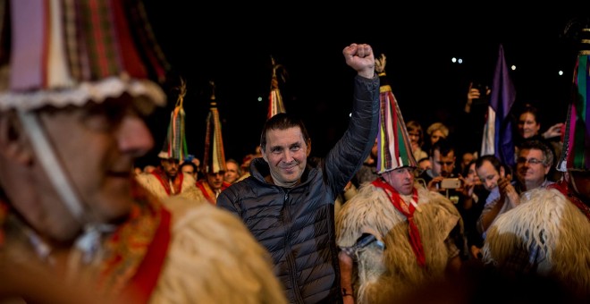 Arnaldo Otegi entra en el acto de bienvenida que se celebra este sábado en Anoeta. JAIRO VARGAS