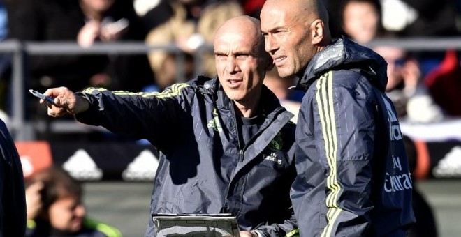 David Bettoni junto a Zinedine Zidane en un entrenamiento del Real Madrid en enero. /AFP