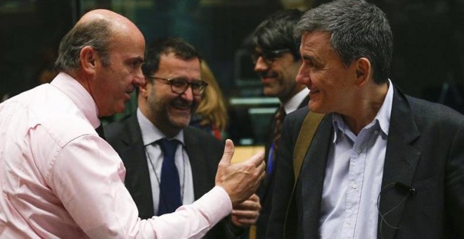 El ministro español en funciones de Economía Luis de Guindos saluda al ministro heleno de Finanzas, Euclides Tsakalotos durante el encuentro de ministros de Economía y Finanzas del euro. EFE