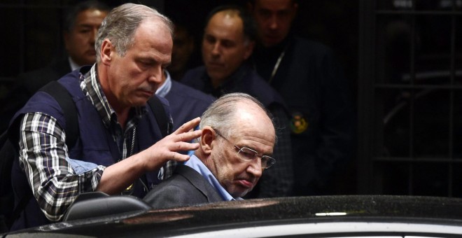 Rodrigo Rato sale detenido de su domicilio en Madrid. Foto: Javier Soriano. (AFP)