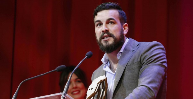 El actor Mario Casas tras recibir el premio al mejor actor de cine, por su trabajo en 'Palmeras en la nieve'.- EFE