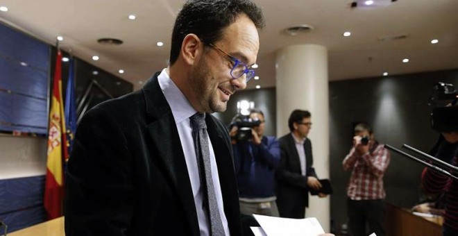 El portavoz del Partido Socialista Obrero Español (PSOE), Antonio Hernando, durante su comparecencia en la rueda de prensa tras la junta de portavoces. EFE/Paco Campos