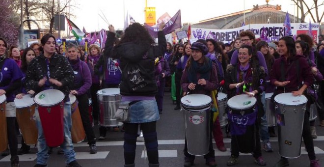 Manifestantes del sindicato co.bas animan la marcha con una batucada en el Paseo del Prado./J.T