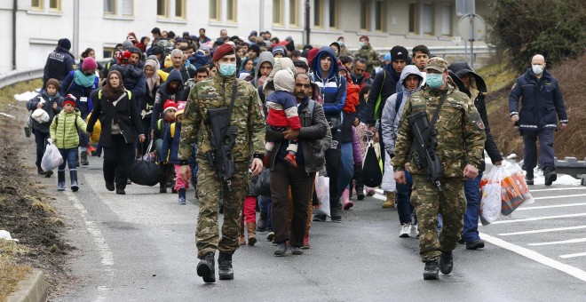Militares escoltan a un grupo de refugiados recién llegado a Spielfeld. - REUTERS