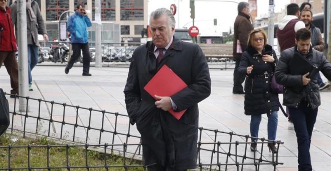 El extesorero del PP Luis Bárcenas llega a los Juzgados de Plaza de Castilla, donde declara hoy de nuevo en calidad de testigo ante la titular del juzgado de instrucción número 32 de Madrid. EFE/Zipi