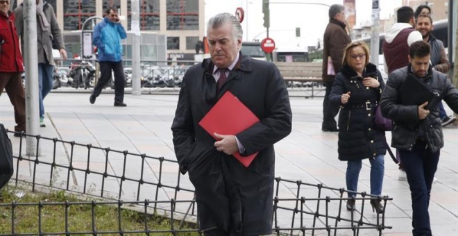 El extesorero del PP Luis Bárcenas llega a los Juzgados de Plaza de Castilla, donde declara hoy de nuevo en calidad de testigo ante la titular del juzgado de instrucción número 32 de Madrid. EFE/Zipi