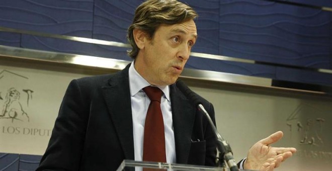 El portavoz del Grupo Popular en el Congreso de los Diputados, Rafael Hernando, durante su comparecencia ante los medios hoy en el edificio del Congreso.EFE/ Paco Campos