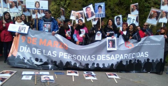 Concentración de familiares de personas desaparecidas esta mañana en el Paseo de Recoletos de Madrid. / A.S.R