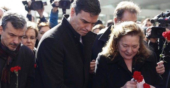 El secretario general, Pedro Sánchez (2-d); el líder de Podemos, Pablo Iglesias (i), y la presidenta de la Asociación 11M Afectados del Terrorismo, Pilar Manjón, esta mañana en la Estación de Atocha Cercanías.- EFE