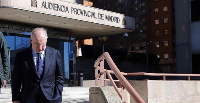 El exministro de Economía Rodrigo Rato, a su salida de la Audiencia Provincial de Madrid, hoy ha declarado como testigo a través de videoconferencia en el juicio del caso Nóos, que alcanza hoy su decimoctava jornada. EFE/Ballesteros