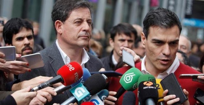 Pedro Sánchez, junto a Gómez Besteiro, en un acto en Lugo el pasado jueves. EFE