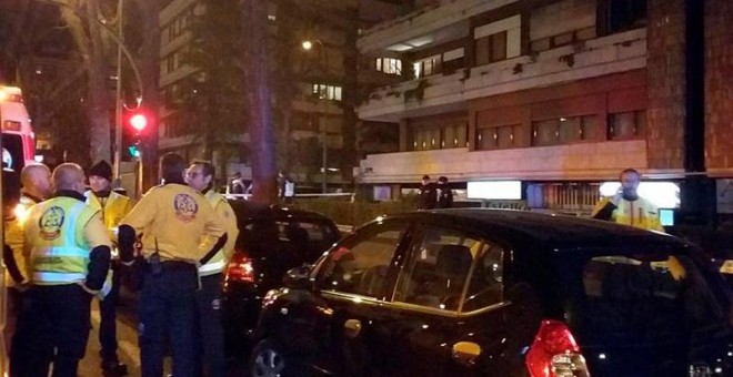 Imagen facilitada por Emergencias Madrid, de miembros del Samur desplazados a la zona donde esta noche un hombre de 41 años ha fallecido y otro de 44 ha resultado herido grave a consecuencia de un tiroteo ocurrido, en una peluquería de la calle de Costa R