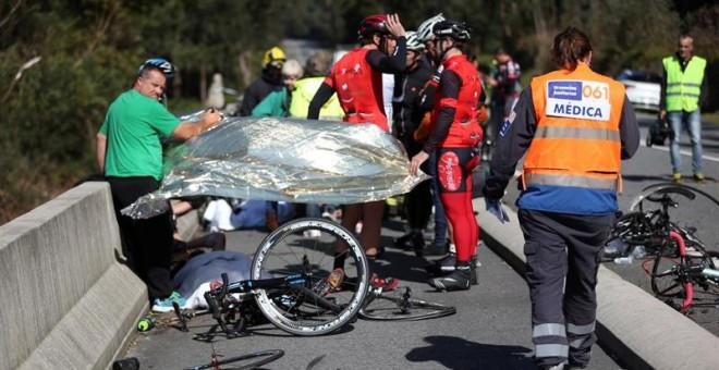 Un ciclista ha muerto y ocho han resultado heridos, varios de ellos graves, al ser atropellados por un coche cuando circulaban por una carretera del municipio pontevedrés de A Guarda. Las víctimas formaban parte de un grupo ciclista aficionado que circula