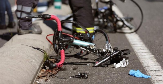 Dos ciclistas han muerto y seis han resultado heridos, varios de ellos graves, al ser atropellados por un coche cuando circulaban por una carretera del municipio pontevedrés de A Guarda. Las víctimas formaban parte de un grupo ciclista aficionado que circ