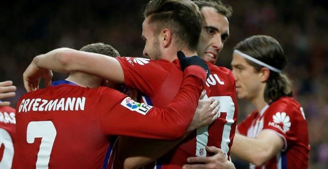 Saúl celebra con sus compañeros su gol al Deportivo. EFE/Chema Moya