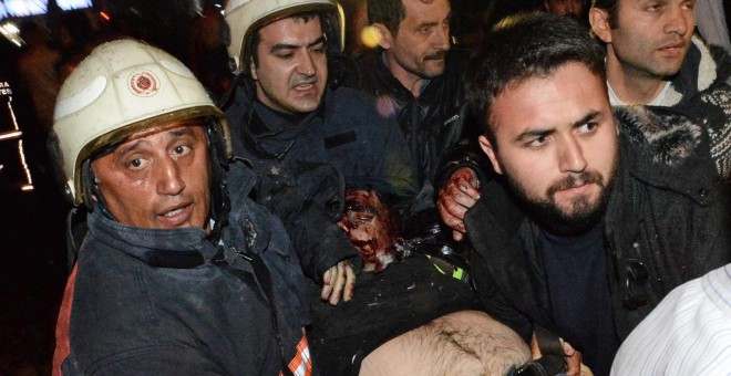 Los bomberos rescatan a una víctima del atentado de Ankara. / EFE