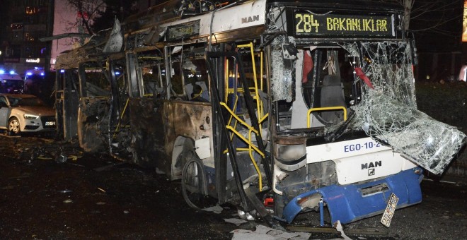 Autobús destrozado tras la explosión en Ankara, capital de Turquía. / EFE