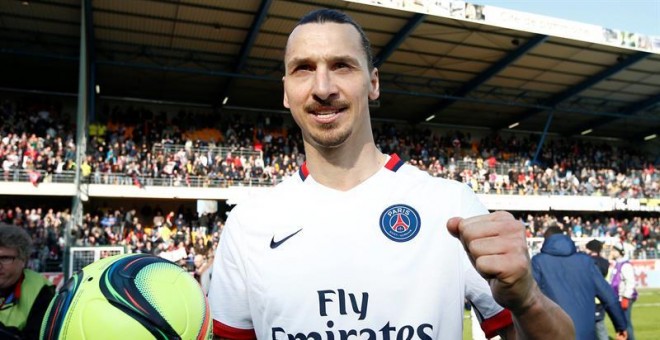 Ibrahimovic celebra el título de la liga francesa. EFE/EPA/YOAN VALAT