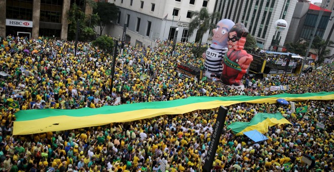 Miles de manifestantes recorren las calles de San Paulo con muñecos hinchales de Rousseff y Lula. /REUTERS