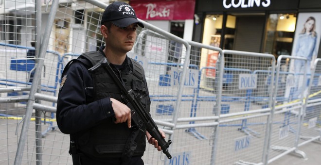 La policía turca monta guardia en el lugar donde se produjo un atentado ayer en Ankara.- EFE