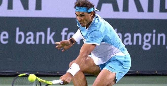 Nadal devuelve una pelota a Gilles Muller en su estreno en el Masters 1.000 de Indian Wells. /EFE